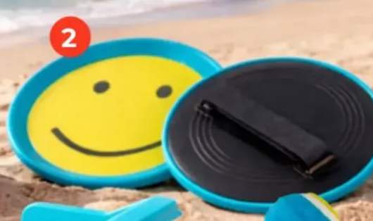 Zestaw do piasku z wywrotką zawiera: wywrotkę, grabki, łopatkę oraz 2 foremki