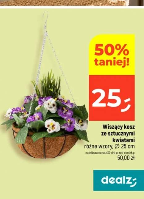 Wiszący kosz ze sztucznymi kwiatami